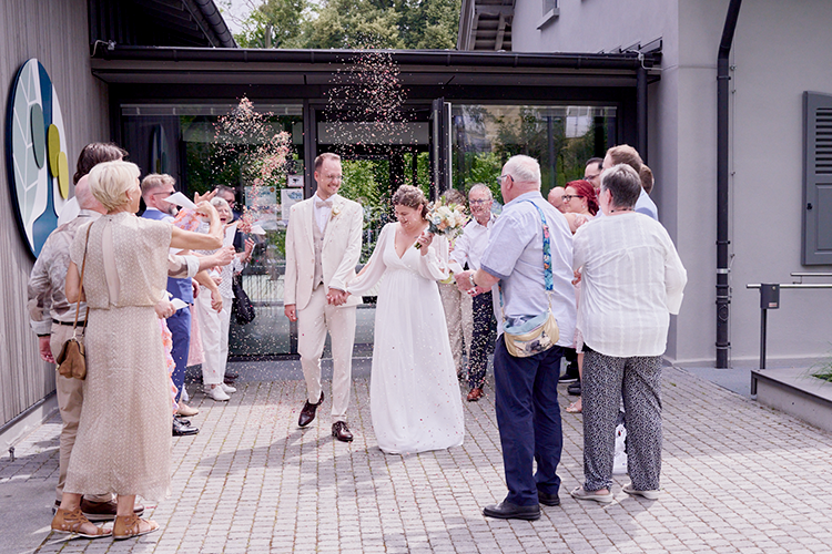 Varenia & Tobias im Blütenschauer Varenia & Tobias im Blütenschauer