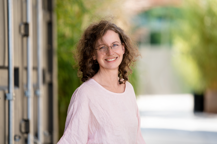 Portrait von Gabriele Fritzmann, Ja Momente Hochzeitsfotografin in natürlicher Umgebung – Natürlich. Echt. Unvergesslich.